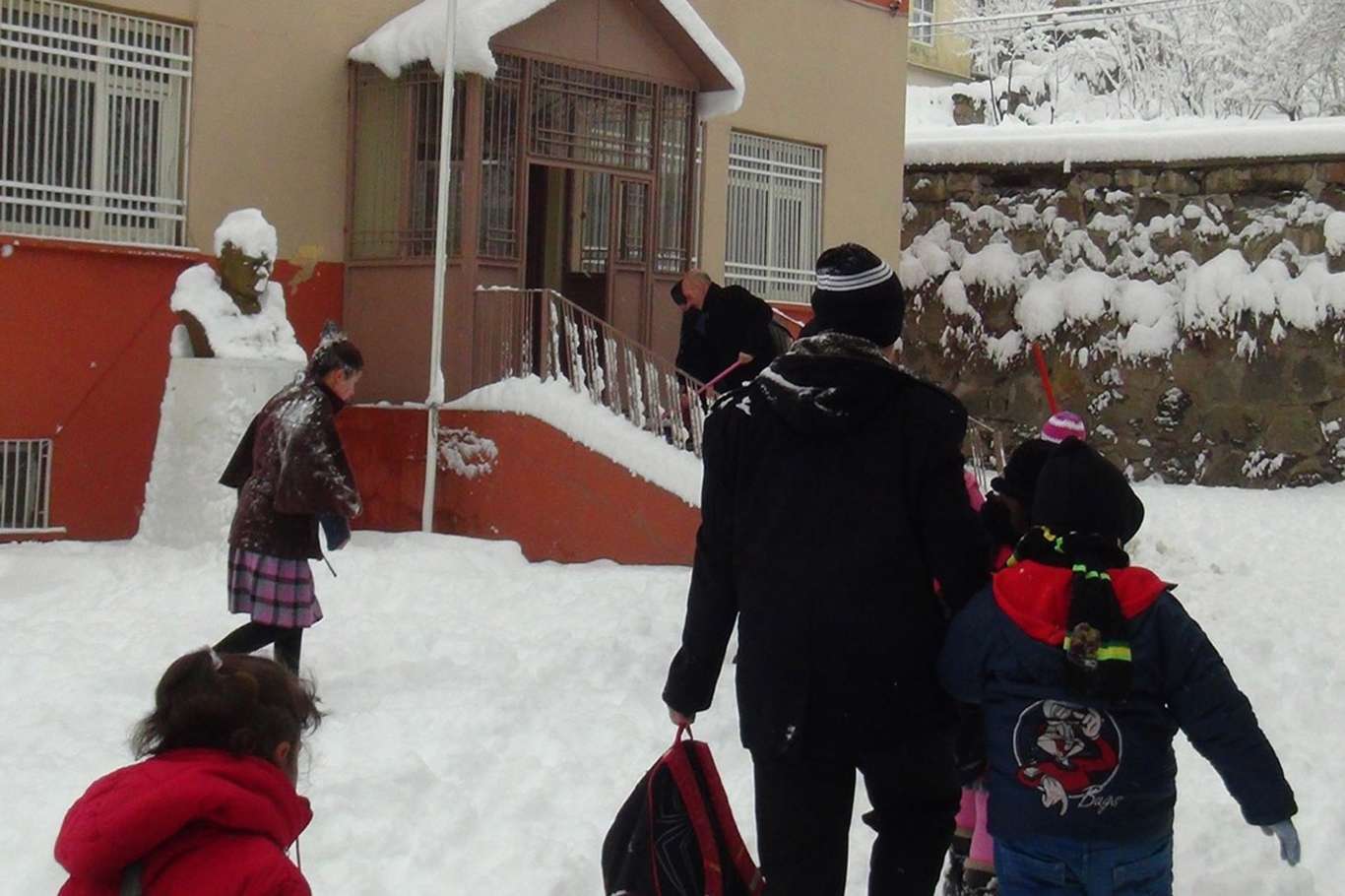Yoğun kar yağışı nedeni ile Ağrı'nın dört ilçesinde okullar tatil edildi Yoğun kar yağışı nedeni ile Ağrı'nın dört ilçesinde okullar tatil edildi